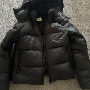Calvin Klein jacka  - Köpte denna jacka förra vintern då jag knappt använde den och den bara stod i ett skåp, den är som ny och har inga synligheter på att den har varit använd lite!! Den är i storlek XS