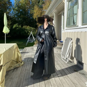 Na-kd läderkappa  - Snygg PU-läderkappa från Na-kd, fickor finns 💓💓💓