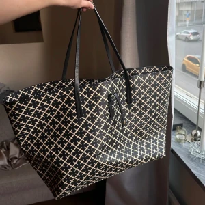 Malene Birger väska - Säljer denna malene Birger tote som är i helt nyskick köpt 2022 och endast använd några få gånger🩷 perfekt med plats för skolmaterial🩷