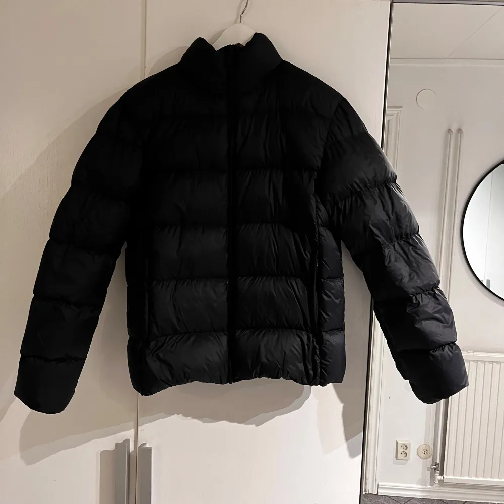 Säljer denna snygga vinter jacka från zara i storlek S och i mycket bra skick. Nypris är ca 799kr. Kom gärna med prisförslag!. Jackor.