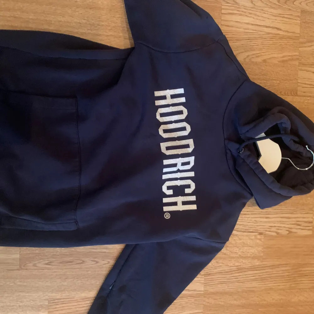 Riktigt fin hoodrich hoodie texten är lite små sliten men inget man märker riktigt skriv om ni har några funderingar eller frågor!. Hoodies.