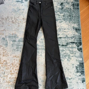Läder byxor från vero moda - Aldrig använda då dom är för korta för mig som är 170cm! Längd 32 Super snygga läder bootcut byxor ❤️