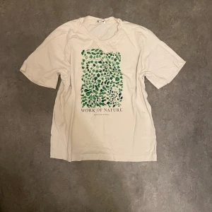 söt tröja från monki - supersöt! färgen är creme och varmare än första bilden visar, se bild 2 🩷 materialet är så skönt, passar sommaren perfekt.