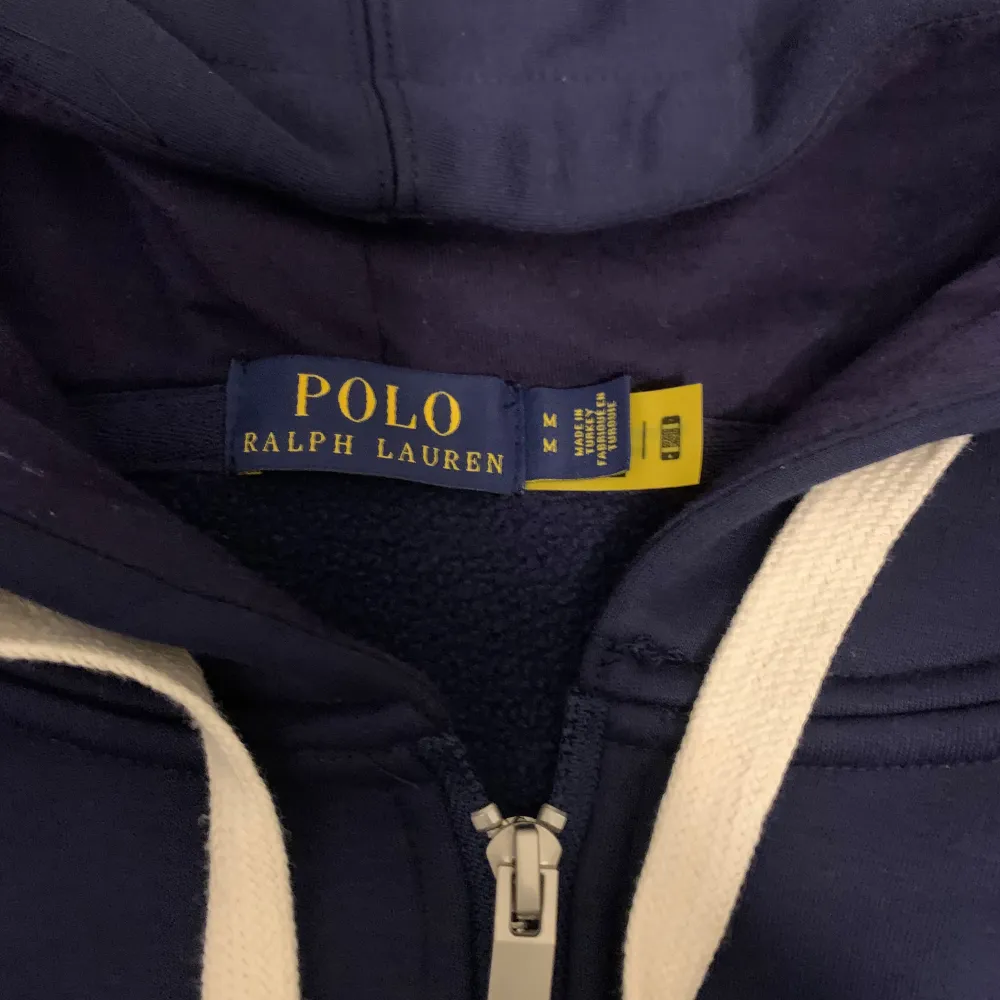 Mycket fin mörkblå polo zip upp Hoodie i helt ny skick och väldigt värmig för de kalla vädret . Hoodies.