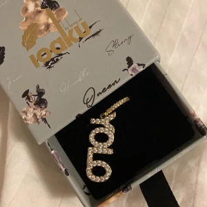 Ioaku örhänge - Jag säljer det då jag nu bytt till silver💓 600kr och jag säljer för 399💓