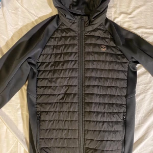 Jack & Jones jacka/cardigan - Lite sliten som syns på bilderna. Storlek 152 men passar på XS/XXS