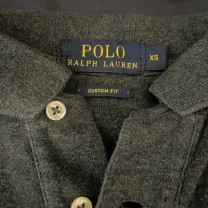 Ralph Lauren pikén  - Säljer nu denna Ralph Lauren pikén. Den är i riktigt bra skick och ändats använda ett få tal gånger. Personen på bilden är 170cm men den passar även om man är cirka 165-177cm. Det är bara att höra av sig om man har några frågor eller funderingar🤗🤗🤗