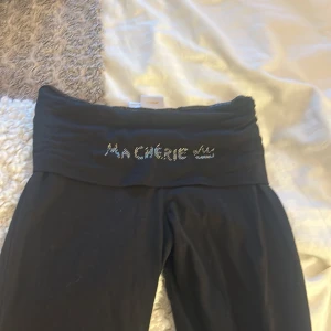 yoga pants - yoga pants från young gina där de står ma cherie på rumpan , jätte sköna!!