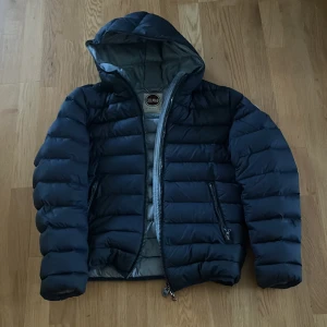 Colmar Jacka - Tjena säljer denna Colmar Jacka då den inte kommer till användning. Den är i bra skick. Inte använd jättemycket.