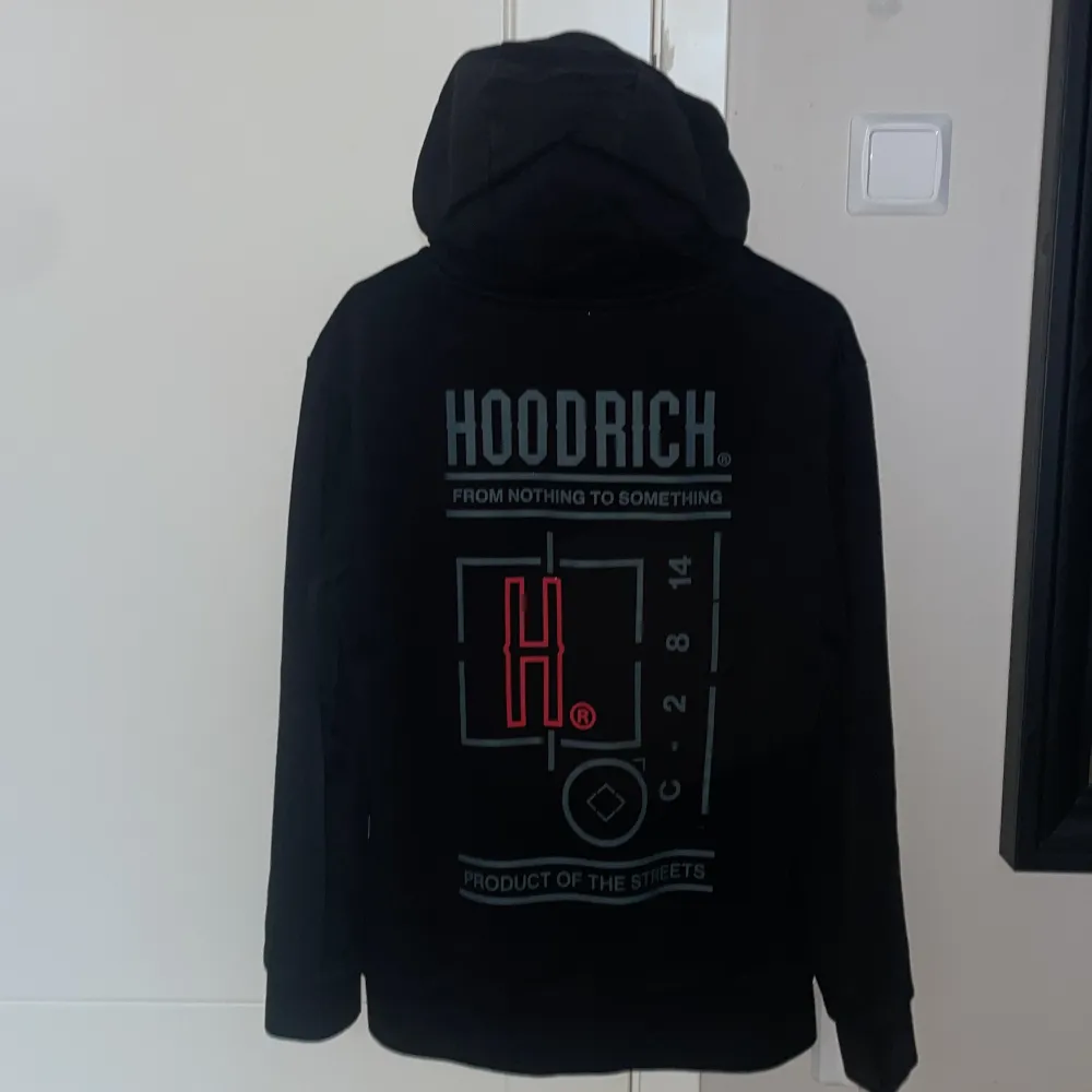 Säljer denna hoodien då den är lite för stor för mig storlek M pris kan diskuteras. Hoodies.