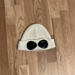 C.P company mössa - Jag säljer min c.p company mössa som jag skaffa förra vintern för att jag har skaffat en annan mössa. Mössa är ny tvättad och i väldigt bra skick. Den är väldigt skön och varm perfekt för vintern!