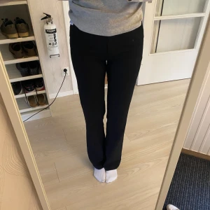 kostymbyxor  - kostymbyxor från madlady i storleken 36/ EX-TALL. har haft i ca 2 år och använt en del. de är lite noppriga överlag men främst vid fickorna. säljer då de blivit lite korta i benen och gillar inte riktigt den höga midjan.