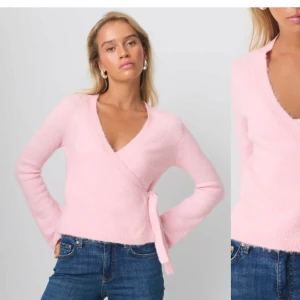 Rosa omlottkofta - Säljer en superfin rosa omlottkofta som är perfekt för både vardag och fest. Den har en v-ringad design och knytning i sidan som ger en snygg passform. Materialet är mjukt och bekvämt, perfekt för höst, vinter & höst! Helt slutsåld överallt