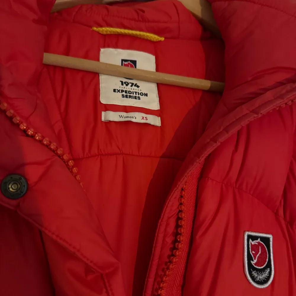 Fjällräven expedition long down parka i Stl XS. Röd i färgen och väldig är varsamt använt, som ny skick!   Pris kan diskuteras men inga skambud! Nypris är 7999kr!☺️. Jackor.