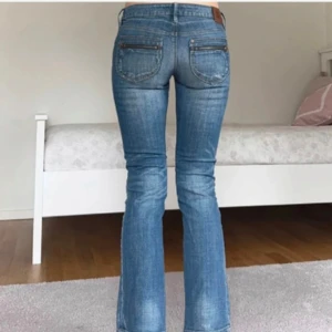 Lågmidjade jeans  - Coola lågmidjade jeans med fina fickor!👍👍 Midjemått: 37 cm innerbenslängd: 73 cm