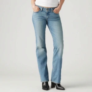 Low waist jeans - Low waist jeans från Levi’s i storleken W24 L30. Använda 2 gånger då de inte passar mig, köpta nu i somras. Nypris 949kr och mitt pris kan diskuteras!❣️