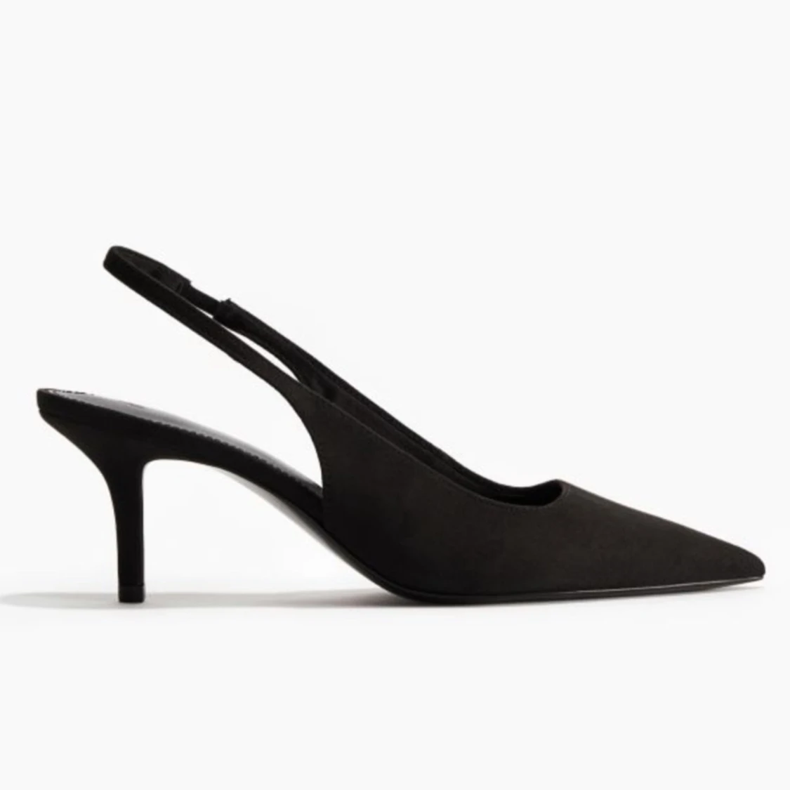 Svarta klackar med spetsig tå