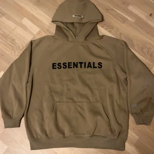 Essentials Hoodie Brown - Bara används tre gånger och är i jätte bra skick.