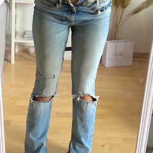 Jeans med slits  - Jättes snygga jeans som inte kommit till användning, inga defekter💞