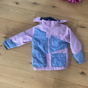 Vinterjacka - Rosa grå vinterjacka i fint begagnat skick. Waterproof