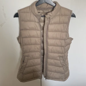 Väst  - Den här västen är i storlek 34. Den är ungefär 2 år gammal men är ändå i bra skick.
