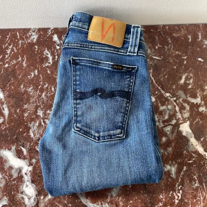 Nudie jeans - Säljer dessa snygga nudie jeans i storleken 26w:32L. Lappen med storlek/model är är borta därav priset. Annars är skicket väldigt bra. Ny pris ca 1600kr. Skriv vid minsta fråga. Priset är ej hugget i sten!