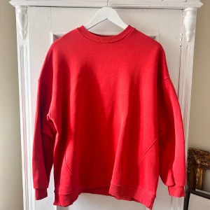 Röd sweatshirt från Gina Tricot - Säljer en snygg röd sweatshirt från Gina Tricot i storlek XS. Den är supermjuk och perfekt för både höst och vinter. Tröjan har en normal passform med långa ärmar och ribbade muddar vid ärmslut och nederkant. 