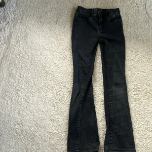 Svarta låg midjade botcutjeans - Super snygga svarta botcutjeans. De är storlek 158