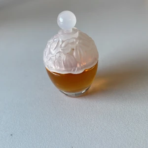 Laura Ashley - vintage parfymflaska - Säljer en superfin vintage parfymflaska från Laura Ashley. Flaskan är rund och har en vacker, gyllene vätska inuti. Miniflaska ca 4 ml med det mesta kvar. 