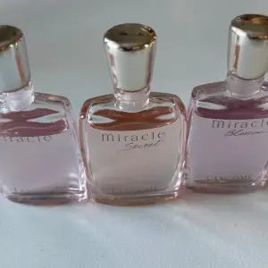 Säljer ett set med tre pyttesmå parfymer från Lancôme. Varje flaska har en unik doft: Miracle, Miracle Secret och Miracle Blossom. OBS! Ca 4 ml och har provat lite av varje men dofterna passade inte mig. 