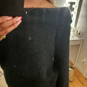 Supersnygg stickad off shoulder tröja💕 - Säljer denna fina och bekväma stickade of shoulder tröja i mörkblå/svart❣️ Väldigt bra skick då den inte är använd!  Obs  materialet är väldigt skönt, sticks inte❣️💞 Mysig nu till hösten!