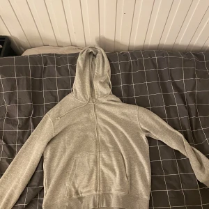 Hoddie  - Säljer pågrund av att jag inte använder den. Väldigt fint skick då jag bara andvänt den hemma. Från H&M. skriv om du vill ha bild på hur den sitter på😊