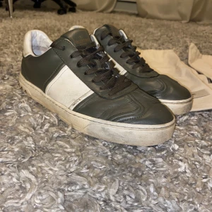 Valentino flycrew - Säljer ett par välanvända flycrews - några skråmor här och där men ingenting som syns på avstånd - hälen på vänsterskon har en större defekt - hör av dig vid frågor!!