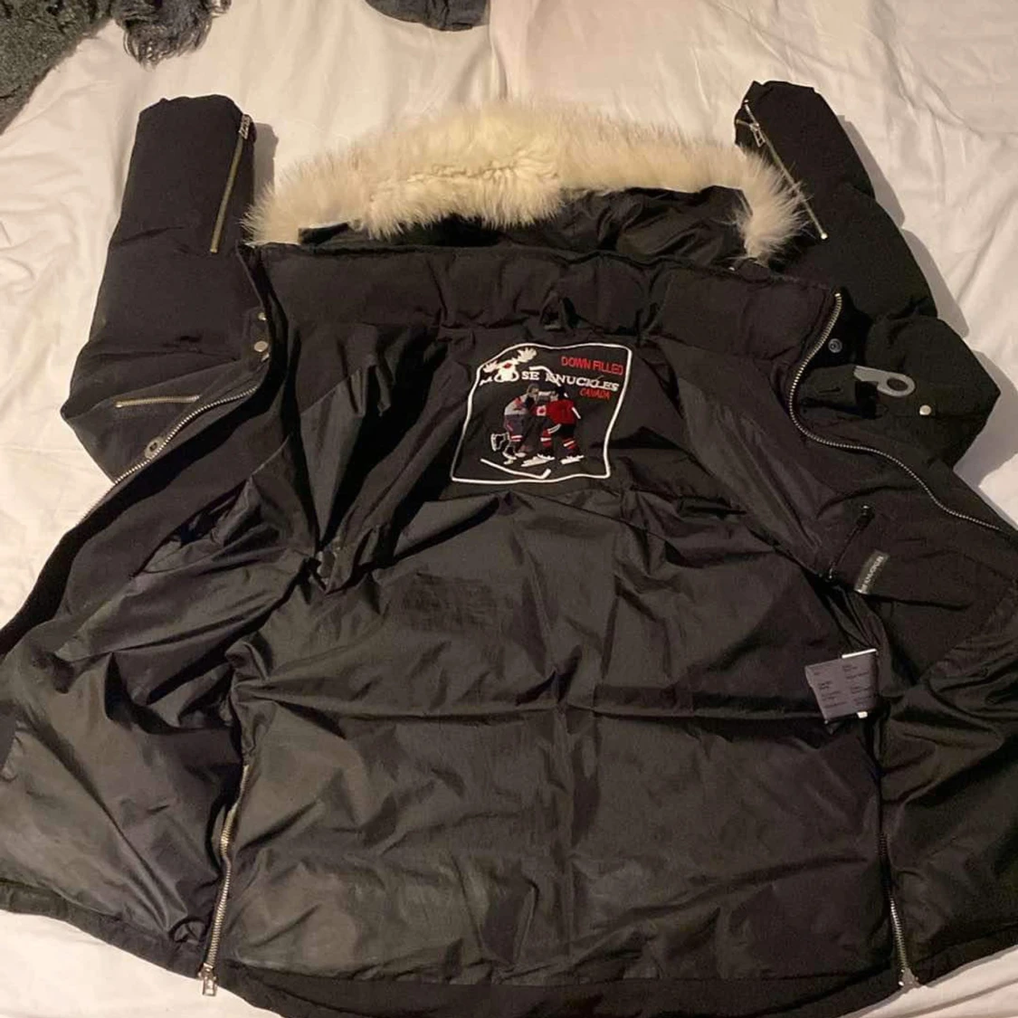 Svart dunjacka med pälsdetalj - 93