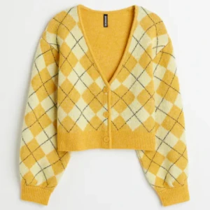 Gul och vit rutig kofta från H&M - Säljer en superfin gul och vit rutig kofta från H&M. Den är croppad och har en djup v-ringning med knappar framtill. Perfekt för höst och vår när du vill ha något mysigt men ändå stiligt. Finns några trådar här och där som gått upp, annars bra skick🌼