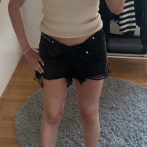 Zara jeansshorts - Midwaist jeansshorts men väldigt fina att vika ner också. Inte mycket använda. Storlek 36/S men funkar till Xs