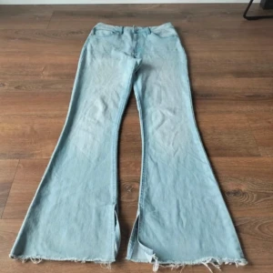 Lågmidjade jeans  - Köpte de här snygga lågmidjade jeans men d är tyvärr för stora. Midjemått: 39cm. Längd: 109cm. Storlek: 28 +/- 2 cm. Skick som på bilderna. Bilderna är från förra säljaren
