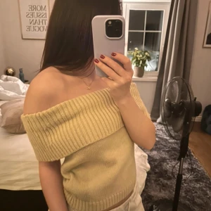 Off shoulder stickad tröja  - Använd fåtal gånger, super fin 