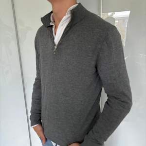 - halfzip från märket Jack&Jones i storlek S - Bra skick, inga defekter  - Modell på bild är 182/67kg. - Hör av dig vid eventuella frågor! Mvh  