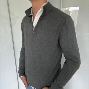Jack&Jones premium halfzip mörkgrå - - halfzip från märket Jack&Jones i storlek S - Bra skick, inga defekter  - Modell på bild är 182/67kg. - Hör av dig vid eventuella frågor! Mvh  