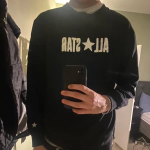 All star tröja - Snygg vanlig crewneck med ett unikt tryck fram på tröjan som är broderat. Står storlek L men sitter som en xs