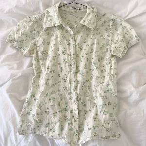 Söt Blommig Blus  - Söt blommig blus från VILA i strl S. Bra skick. 🌼 Kan mötas upp i Stockholm eller posta!