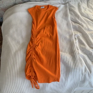 Orange klänning - Säljer en orange klänning. Storleken är xxs, säljer då jag inte använder längre. Bra skick.