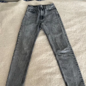 NUDIE JEANS - Färg grå Storlek 28/30 Skick 8/10