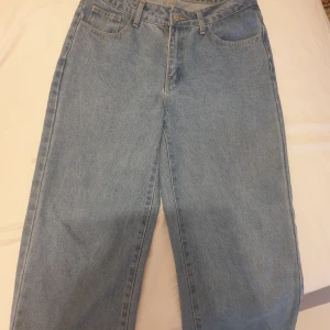 Jeans - Snygga jeans i en ljusblå färg. De har en rak passform och är tillverkade i ett mjukt och bekvämt material. Säljs för 70