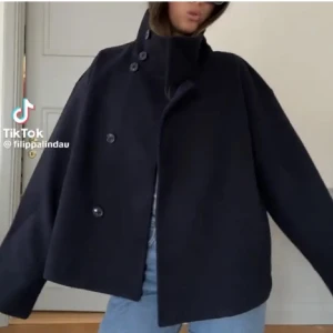 Kort kappa - Kort kappa från Gina tricot i mörkblå! Jättefin och använd fåtal gånger 