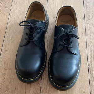 Dr. Martens - Dr martens skor i skinn. Andvända en gång. Nyskick