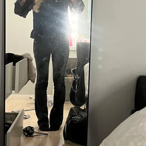 Svarta lågmidjade jeans - Säljer ett par svarta lågmidjade jeans från Zara💕