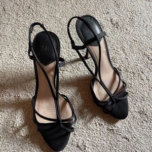 Festskor siden - Svarta sidenremmar. Från HM. 🥰