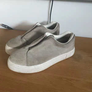 Grå Eytys - Storlek 43, bra skick knappt använda. Köpta för 2100